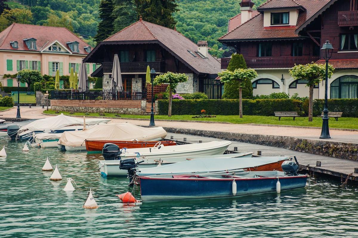 Annecy - típicas casas suizas con embarcadero