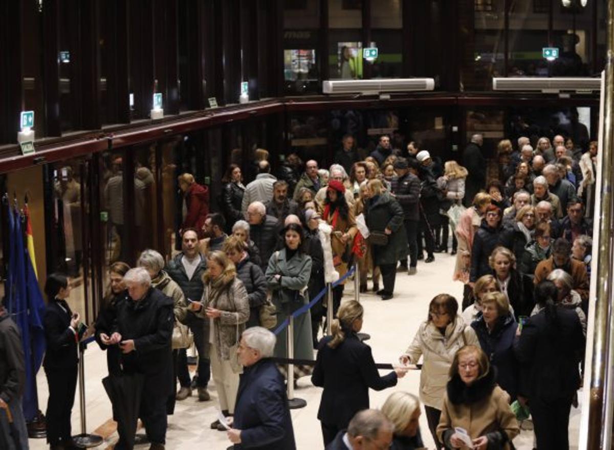 Público a la entrada y en la sala.