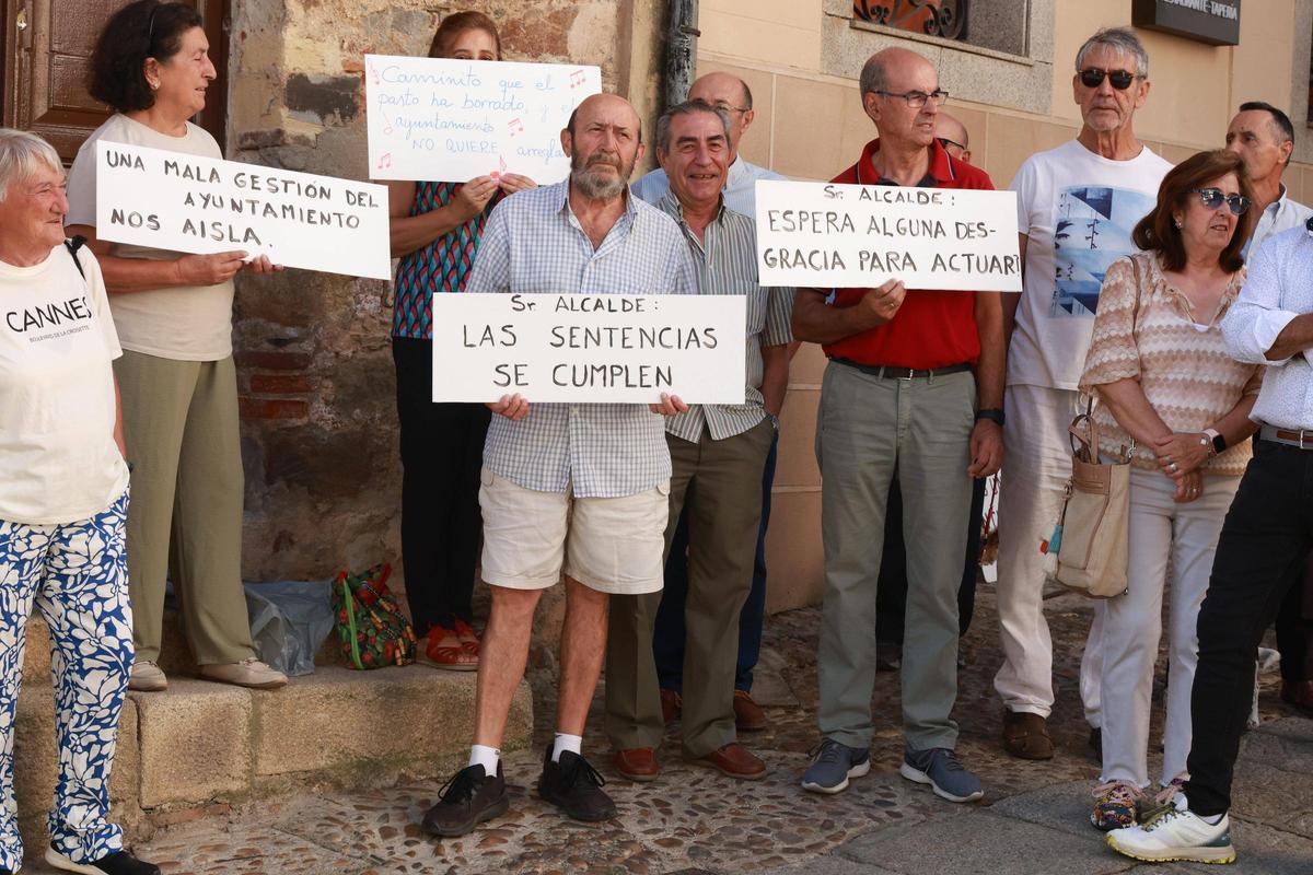 Así ha sido la protesta de los vecinos de Cuartos del Baño en Cáceres