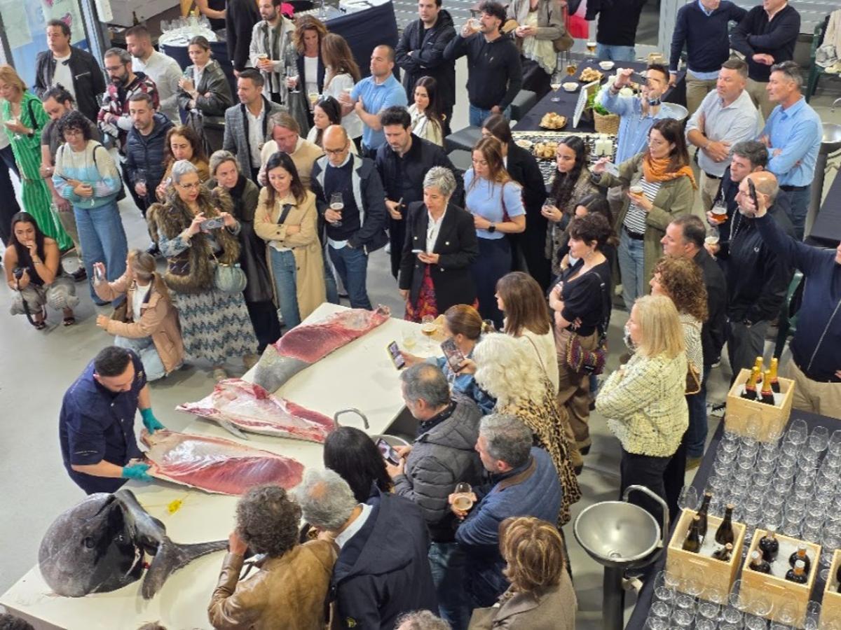 Así se disfrutó del ronqueo de un atún rojo de 200 kilos pescado en las almadrabas gaditanas, organizado por Novomar Arousa y el restaurante La Baldosa, en Vilagarcía.