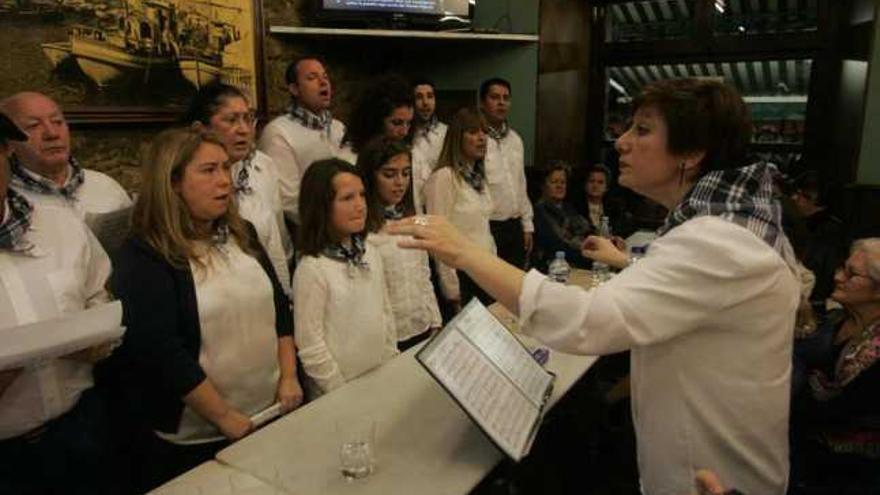 El coro del bar El Muelle, durante una actuación en las fiestas del Socorro de 2013.