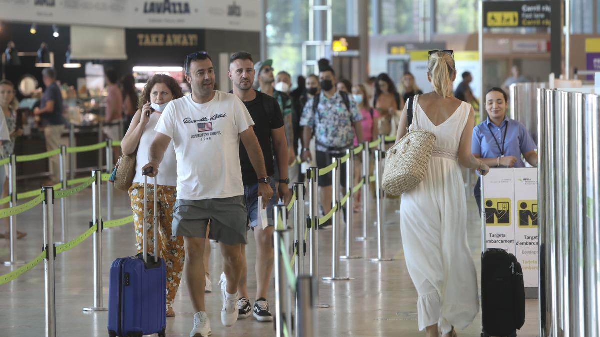 Viajeros con maletas en el aeropuerto de Valencia este verano.