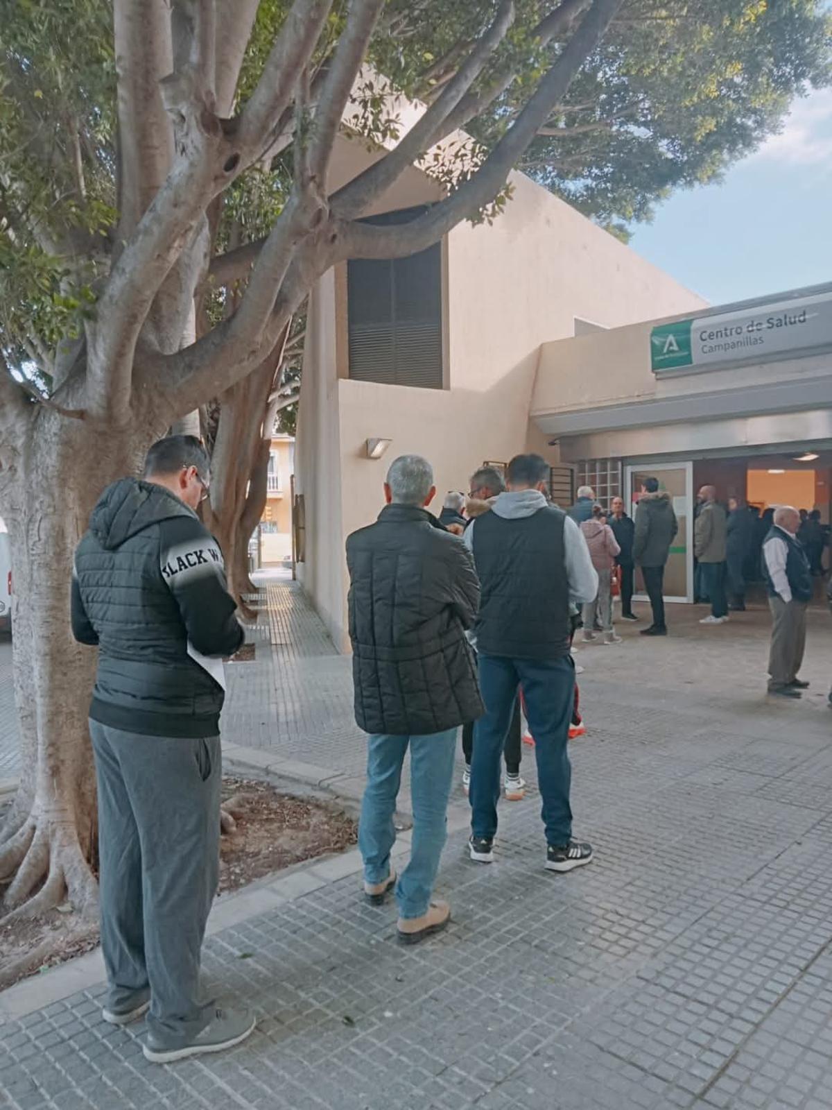 Vecinos hacen cola a la entrada del centro de salud de Campanillas