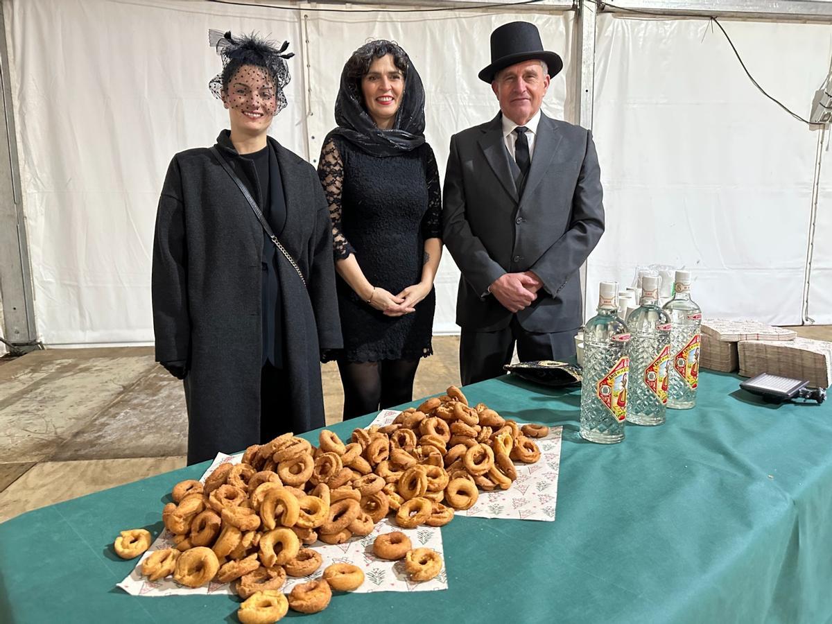 Andrea Magdaleno, Clara García y Carlos Fernández, con el anís y las rosquillas.