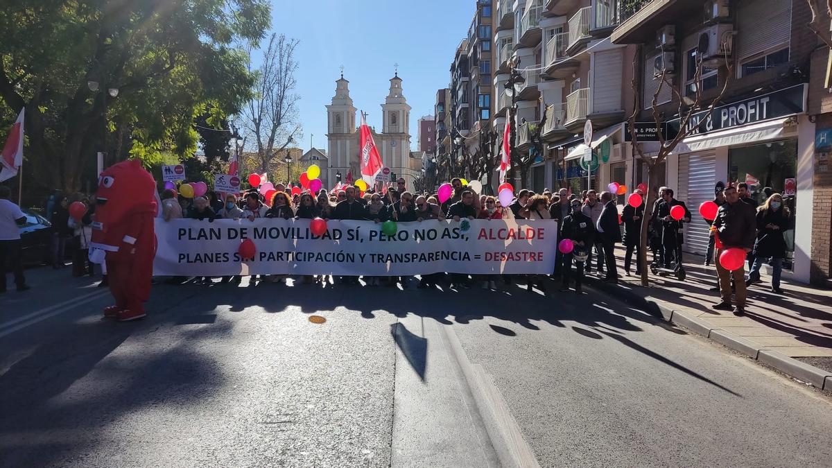 Cientos de manifestantes contra el plan de movilidad llenaron la alameda de Colón de Murcia