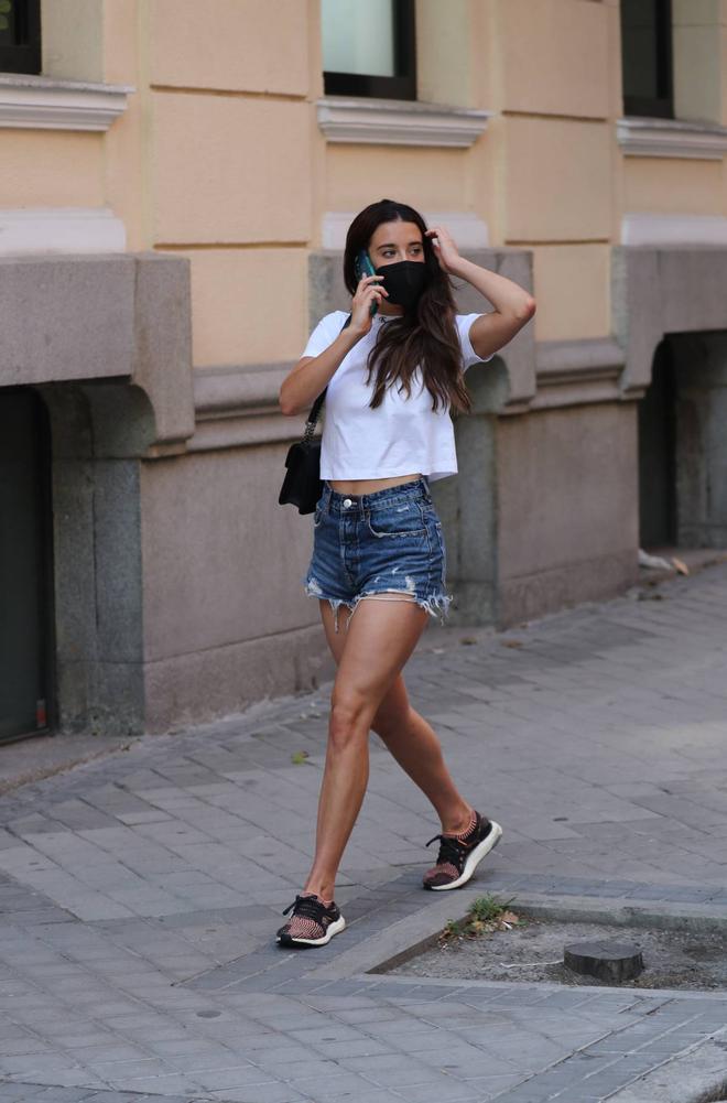 María Pedraza con camiseta blanca, shorts vaqueros y zapatillas