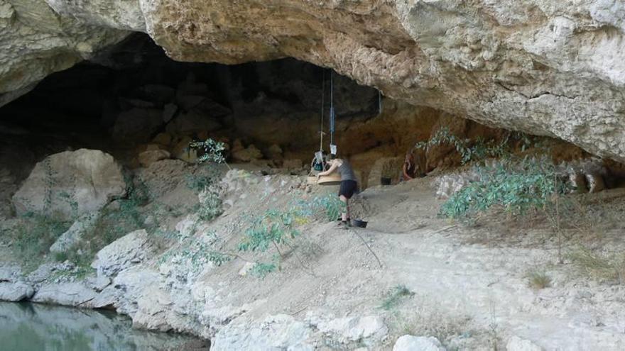 Investigadores trabajan en el yacimiento de Cueva Antón, que alberga restos neandertales.