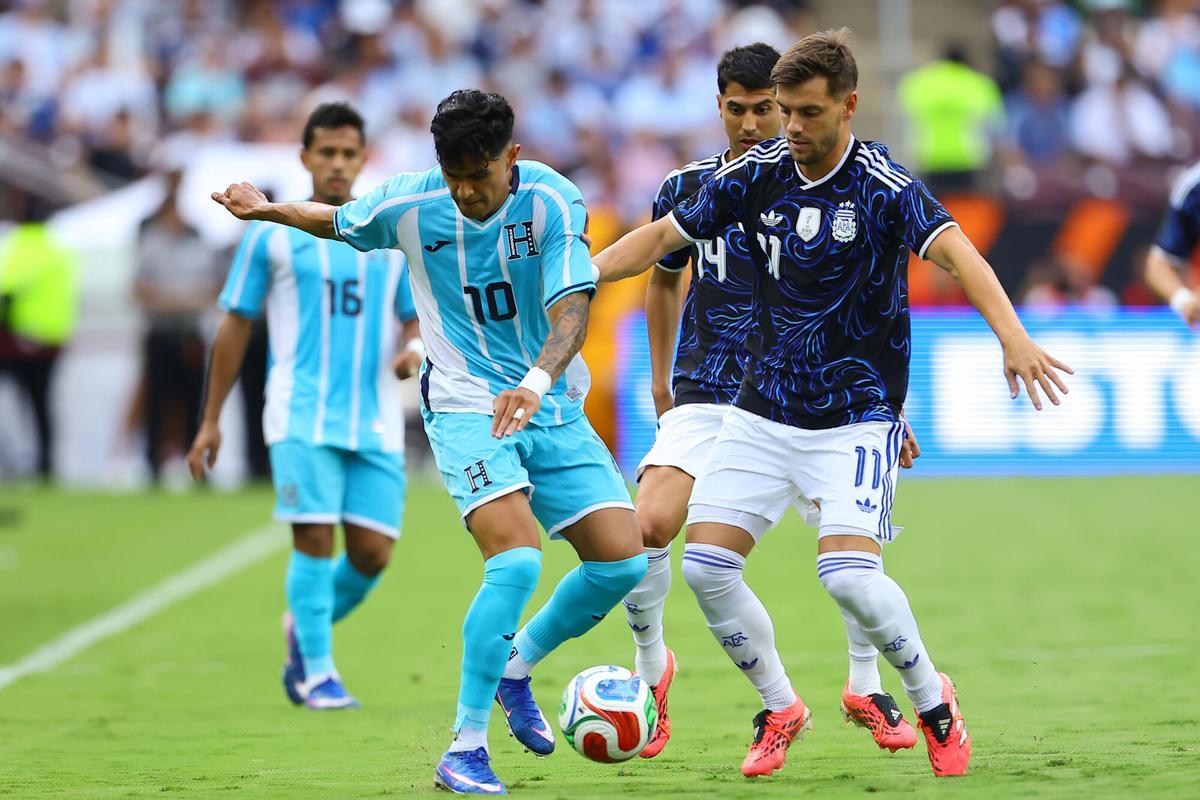 Giovani Lo Celso disputa un balón en el amistoso antes del Mundial entre Argentina y Honduras