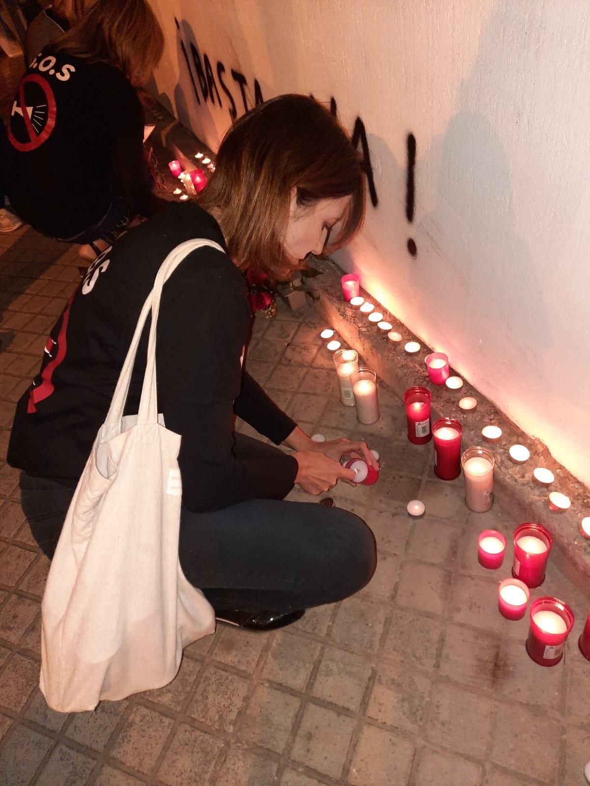 Vigilia en el paso a nivel de Alfafar por las víctimas