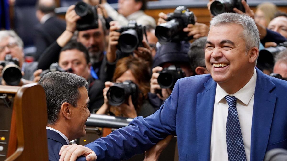Santos Cerdán saluda en el Congreso de los Diputados a Pedro Sánchez durante la primera sesión del debate de investidura, el 15 de noviembre de 2023.
