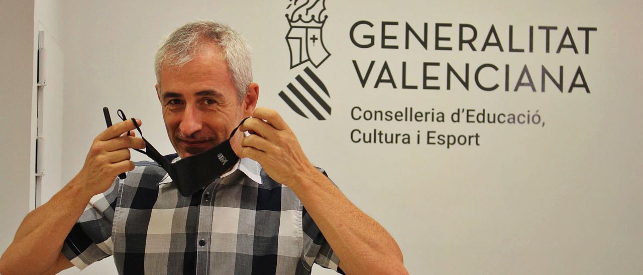 El director territorial de Educación en la provincia de Alicante, en un receso de una de las reuniones que mantiene los días previos al inicio del curso en la conselleria