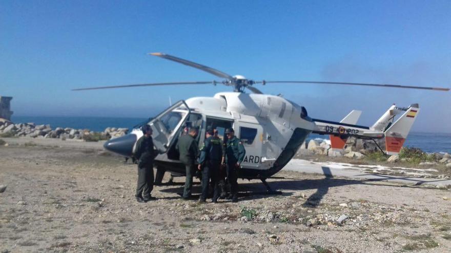 Un helicóptero participa en el operativo de búsqueda