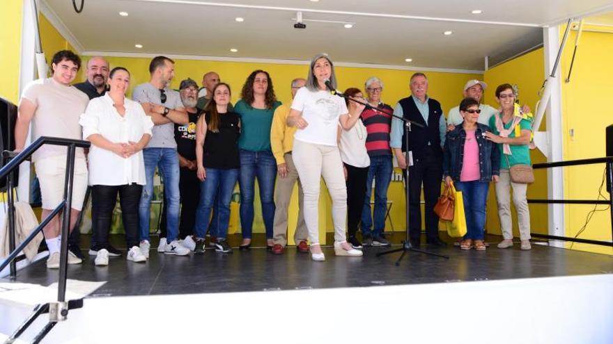 Victoria Portas, con los miembros de su candidatura y el alcalde de Oleiros Ángel García Seonae |   // GONZALO NUÑEZ