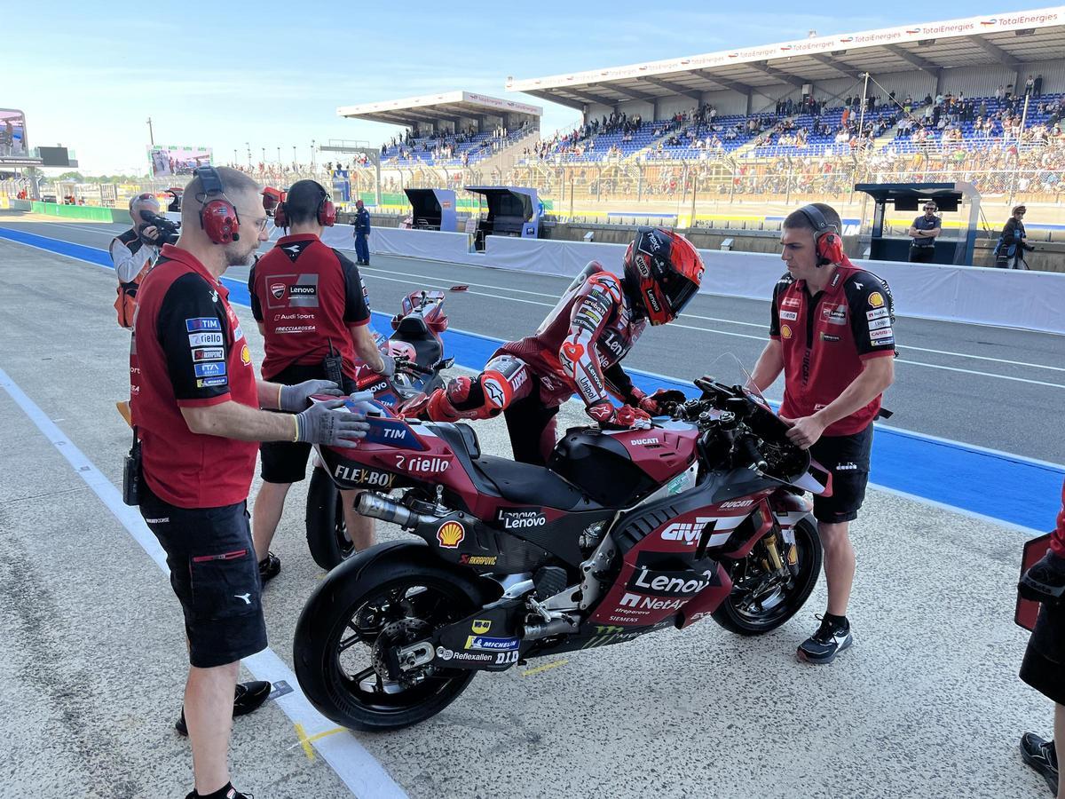 Marc Márquez (Ducati) ensayó, tras el último entrenamiento, el cambio de moto por si mañana llueve en carrera.