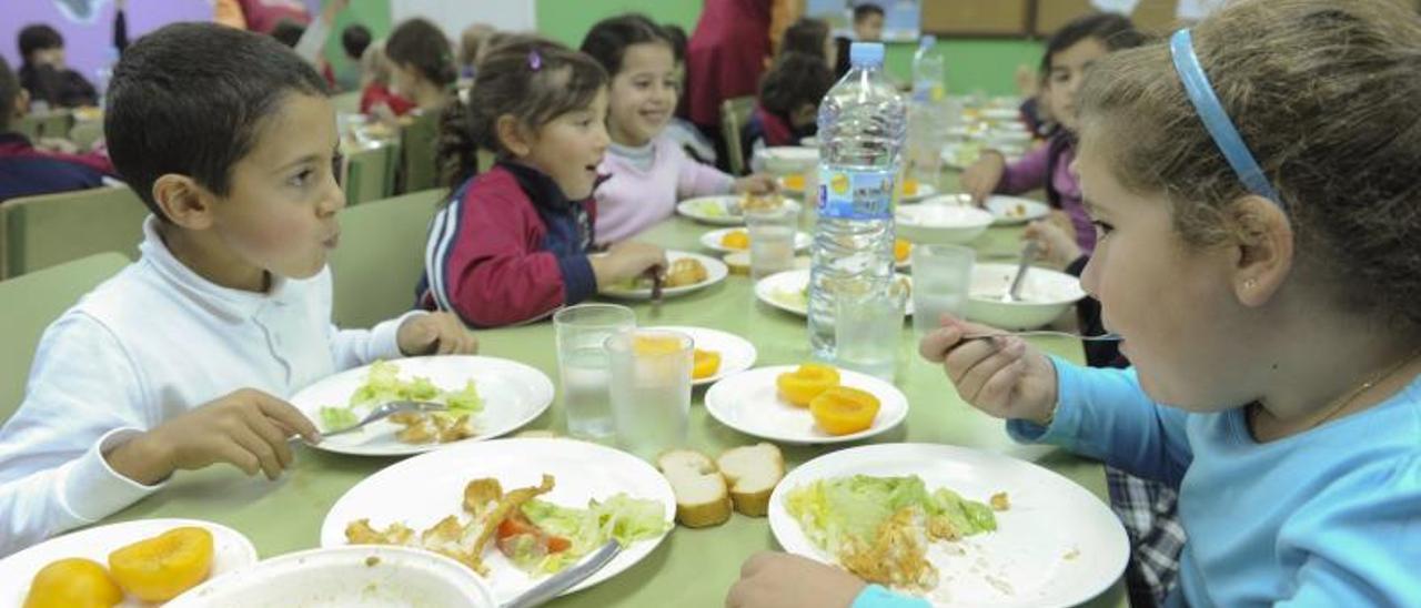 Varios alumnos comen en un centro educativo, en una foto de archivo.