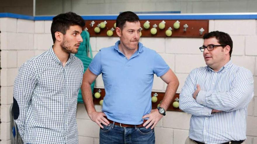 Alberto Molina, con el entrenador Sergio Cotelo y el presidente, Juan de Álvaro.