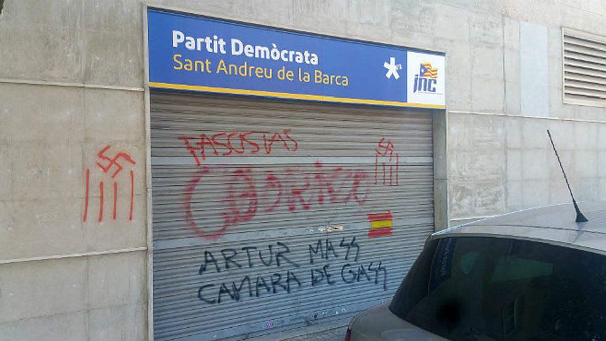 Aspecto de la persiana de la sede del PDECat de Sant Andreu de la Barca, con pintadas pidiendo cámara de gas para Artur Mas.