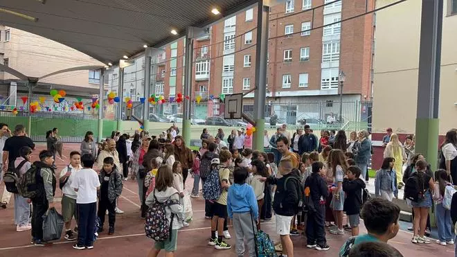 La vuelta al cole en el renovado colegio Los Campos de Gijón, en imágenes