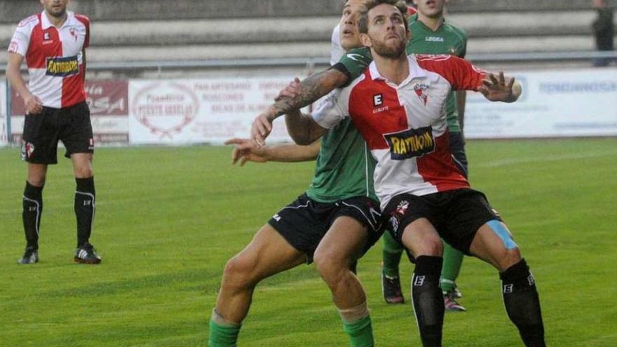 Un momento del encuentro disputado ayer en A Lomba. // Noé Parga