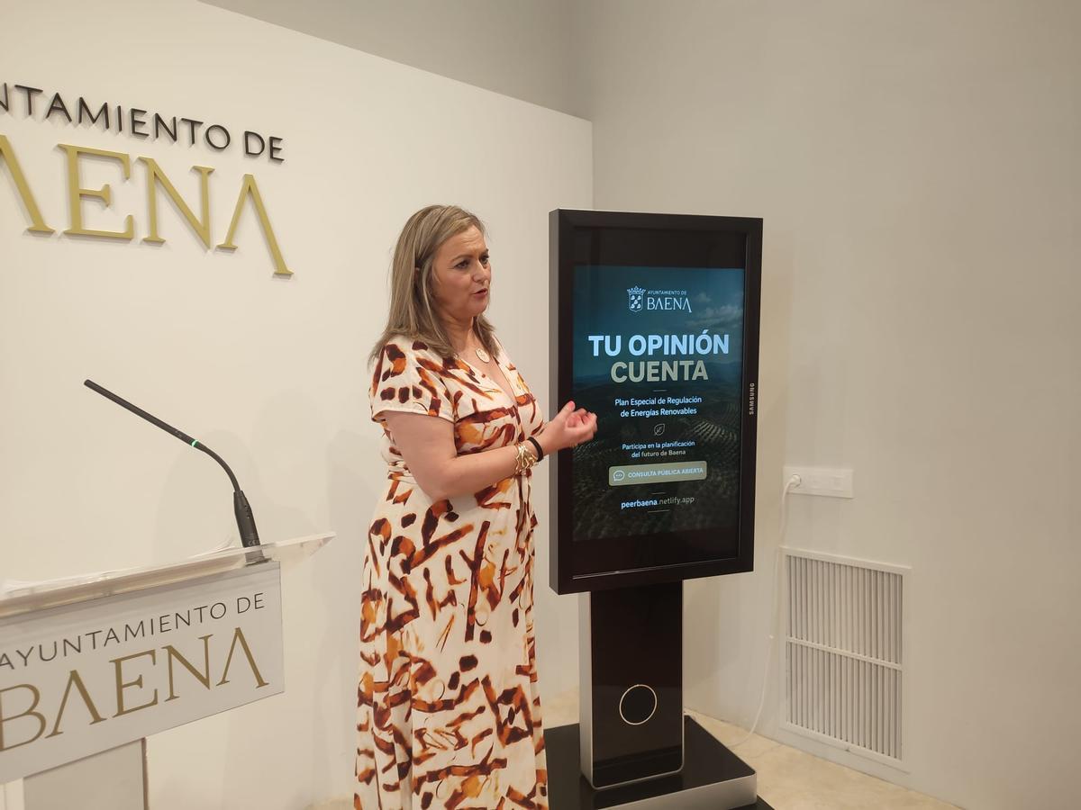 La alcaldesa de Baena, María Jesús Serrano, durante la comparecencia sobre la planta de biometano.