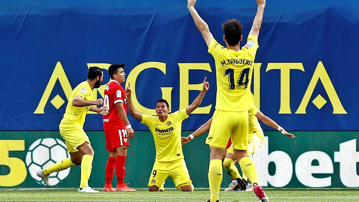 Bacca celebra uno de sus goles ante el Sevilla, ayer en La Cerámica.  | EFE/DOMENECH CASTELLÓ