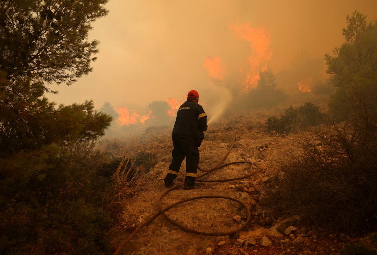 Incendio forestal cerca de Atenas, Grecia.