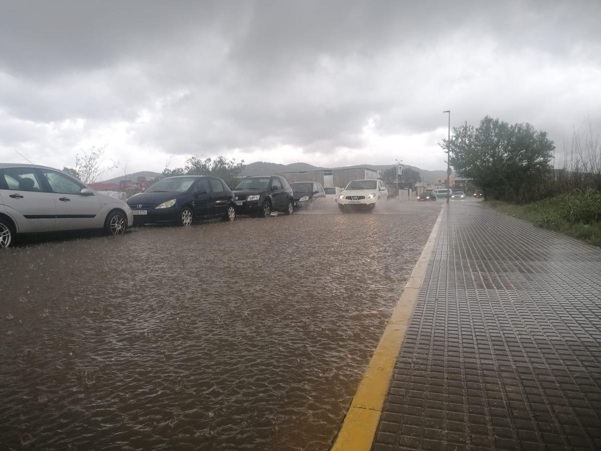Una de las calles de entrada al vecindario de Can Bonet inundada a causa de la borrasca