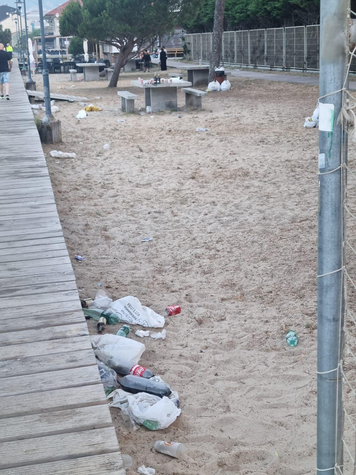 Los equipos de limpieza eliminan la basura de San Juan en las playas de Cangas