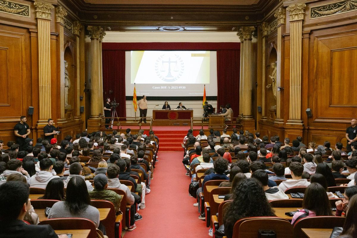 Un auditorio lleno de fans, siguiendo la función.