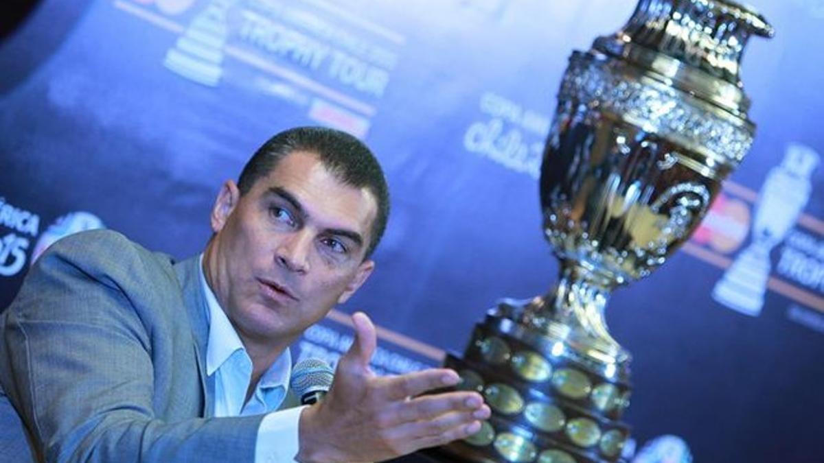 Chilavert, con el trofeo de la Copa America