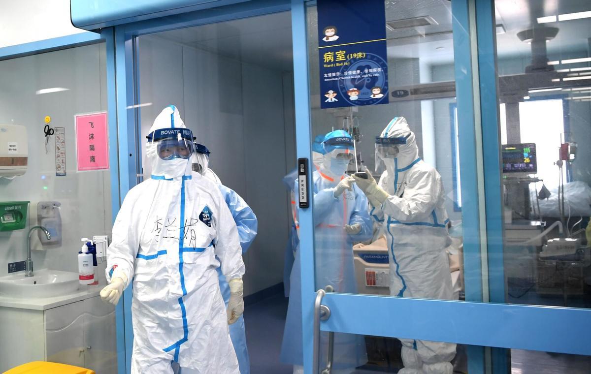 Doctores en un hospital de Wuhan, China, al inicio del brote. // DPA 20/02/2020 Coronavirus.- EEUU insta a China a ser "más honesta" sobre los orígenes de la pandemia de COVID-19. El embajador estadounidense en Pekín, Nicholas Burns, ha hecho un llamamiento a las autoridades de China para que sean "más honestas" sobre los orígenes de la pandemia de coronavirus, dando continuidad así al reciente enfrentamiento entre ambos países tras el renovado escrutinio sobre qué originó el primer brote de contagios en Wuhan. POLITICA INTERNACIONAL -/TPG via ZUMA Press/dpa. TRAJES DE PROTECCION. EQUIPO DE PROTECCION INDIVIDUAL. EPI