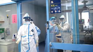 Doctores en un hospital de Wuhan, China, al inicio del brote. // DPA 20/02/2020 Coronavirus.- EEUU insta a China a ser más honesta sobre los orígenes de la pandemia de COVID-19. El embajador estadounidense en Pekín, Nicholas Burns, ha hecho un llamamiento a las autoridades de China para que sean más honestas sobre los orígenes de la pandemia de coronavirus, dando continuidad así al reciente enfrentamiento entre ambos países tras el renovado escrutinio sobre qué originó el primer brote de contagios en Wuhan. POLITICA INTERNACIONAL -/TPG via ZUMA Press/dpa. TRAJES DE PROTECCION. EQUIPO DE PROTECCION INDIVIDUAL. EPI