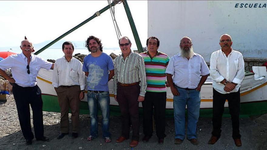 Miembros de la nueva asociación cultural Amigos de la barca de jábega esta semana en las playas de El Palo.