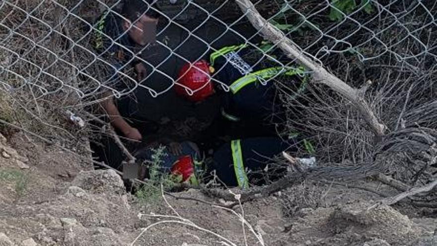 Rescatadas dos personas que resultaron heridas tras caer a una acequia en Iznájar