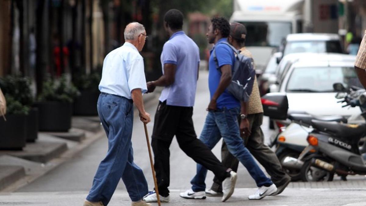 Autóctonos e immigrantes conviviendo en las calles de Salt.