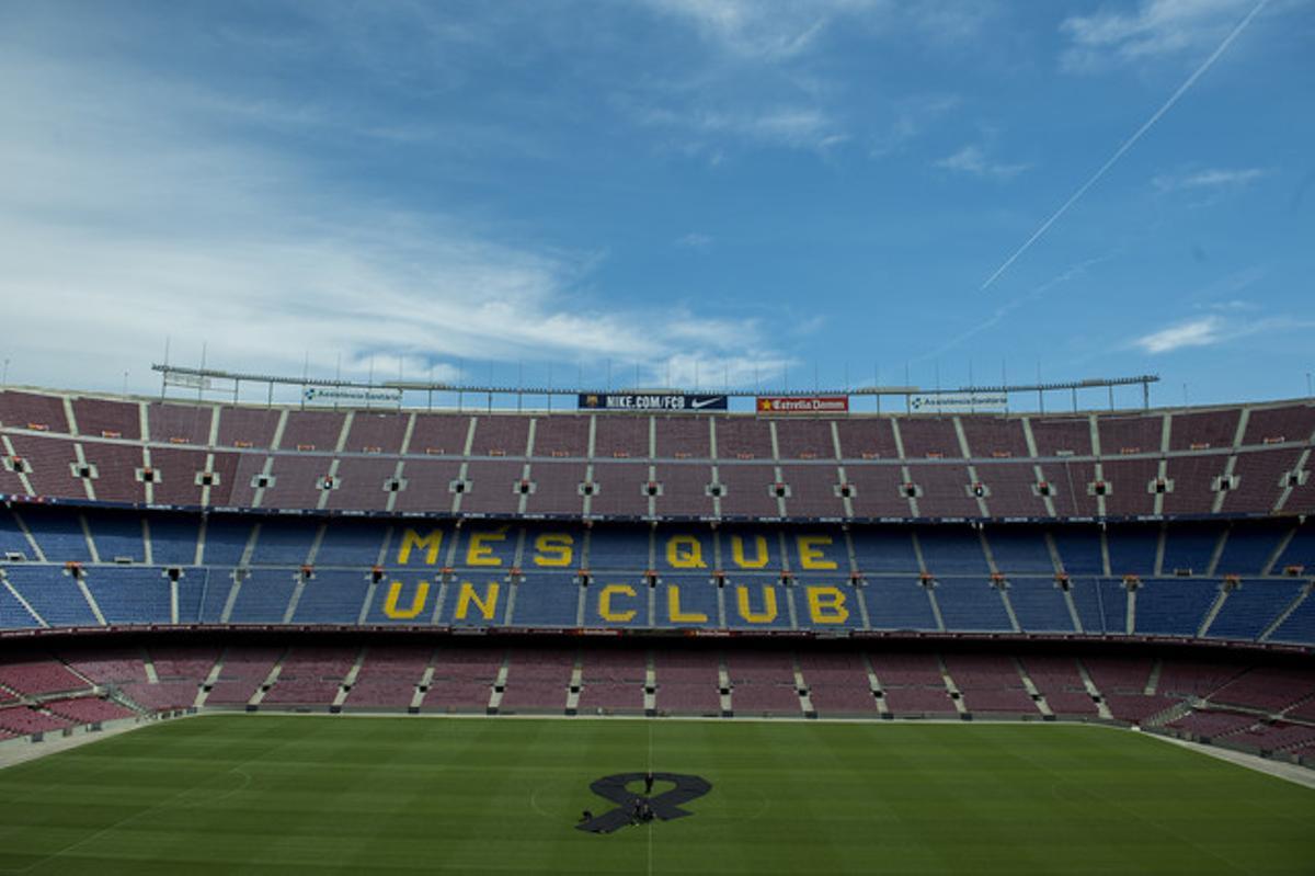 Crespó negre sobre la gespa del Camp Nou amb motiu de la mort de l’exentrenador blaugrana Tito Vilanova.