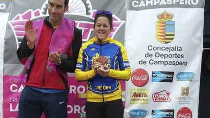 Patricia Frontela, con su trofeo de ganadora.