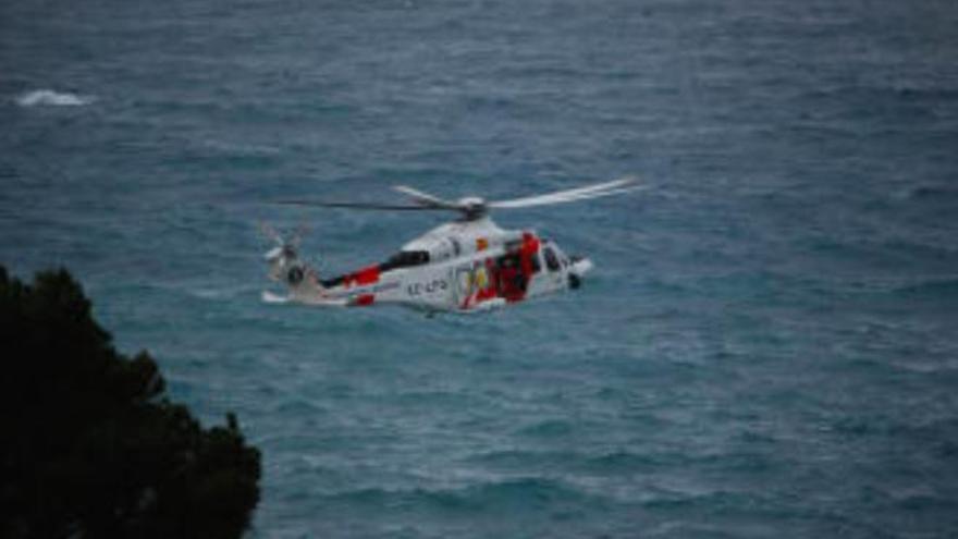 Rettungshubschrauber über der Küste von Menorca.