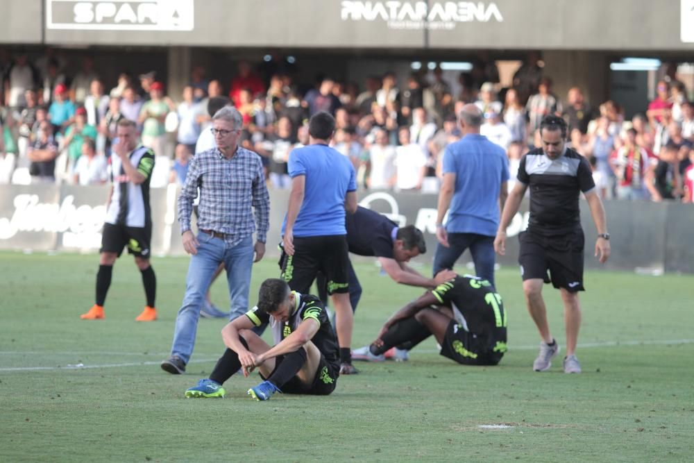 Los jugadores del FC Cartagena, tristes tras el partido que les deja sin ascenso