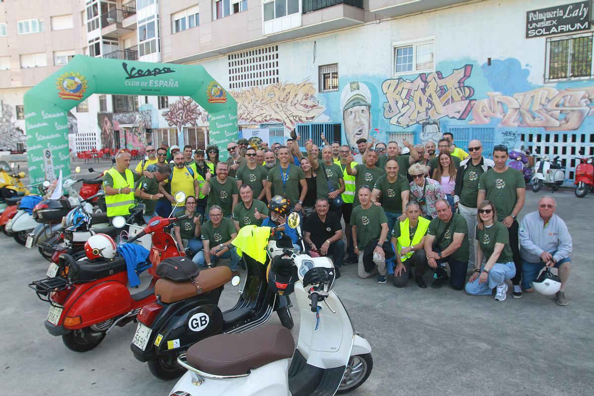 Foto de grupo de los participantes en la ruta de este sábado, momentos antes de la salida.