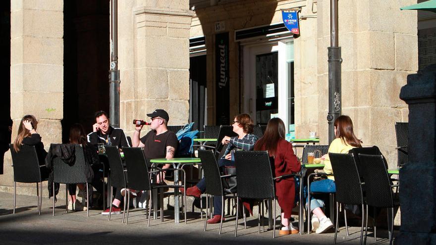 El sol permitió disfrutar de las terrazas en Ourense // Iñaki Osorio