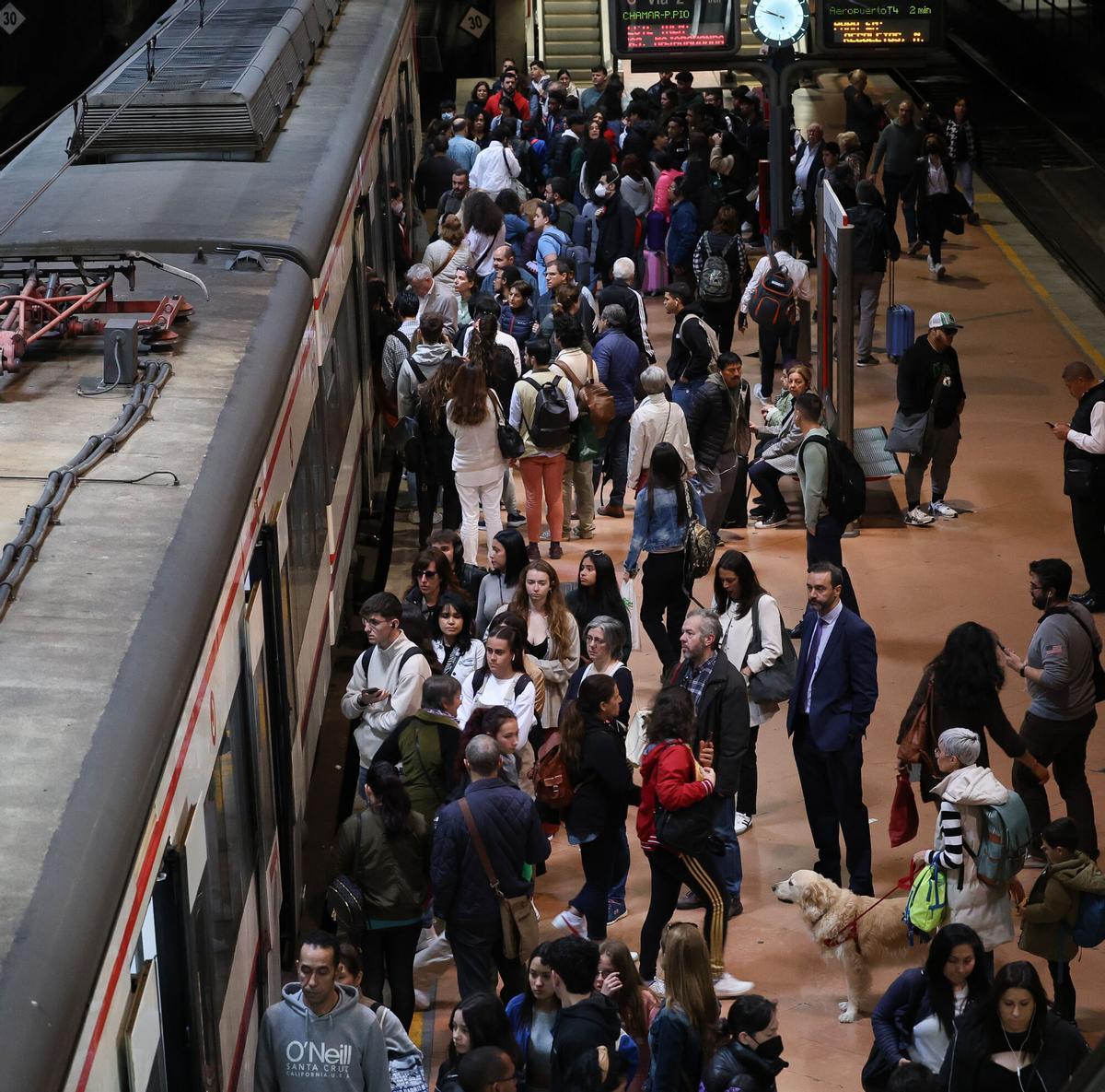 Numerosas personas con maletas esperan en el andén la salida de un tren, en la estación Almudena Grandes-Atocha Cercanías donde se inicia la operación de Semana Santa, a 31 de marzo de 2023, en Madrid (España). Renfe ofrece cerca de 2 millones de plazas de AVE, Avlo, Alvia, Euromed, Intercity y Media Distancia para Semana Santa, entre el 31 de marzo y el 10 de abril, para cubrir la alta demanda de este periodo vacacional. La compañía ha incrementado en 40.166 las plazas para estos días en los trenes comerciales en las rutas más demandadas, que son los que comunican Madrid con Andalucía, Cataluña y la Comunidad Valenciana. Asimismo, el operador ferroviario ofrece para estos días 836.685 plazas en total entre los servicios Avant y Media Distancia que enlazan todo el territorio. 31 MARZO 2023;RENFE;VACACIONES;SEMANA SANTA;TURISMO;VIAJES;VIAJAR;ESTACIÓN DE TREN;TRANSPORTE;TRANSPORTE FERROVIARIO;EQUIPAJE;MALETA;TROLEY;MOCHILA; Marta Fernández Jara / Europa Press 31/03/2023. Marta Fernández