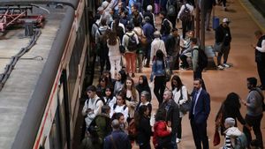 Numerosas personas con maletas esperan en el andén la salida de un tren, en la estación Almudena Grandes-Atocha Cercanías donde se inicia la operación de Semana Santa, a 31 de marzo de 2023, en Madrid (España). Renfe ofrece cerca de 2 millones de plazas de AVE, Avlo, Alvia, Euromed, Intercity y Media Distancia para Semana Santa, entre el 31 de marzo y el 10 de abril, para cubrir la alta demanda de este periodo vacacional. La compañía ha incrementado en 40.166 las plazas para estos días en los trenes comerciales en las rutas más demandadas, que son los que comunican Madrid con Andalucía, Cataluña y la Comunidad Valenciana. Asimismo, el operador ferroviario ofrece para estos días 836.685 plazas en total entre los servicios Avant y Media Distancia que enlazan todo el territorio. 31 MARZO 2023;RENFE;VACACIONES;SEMANA SANTA;TURISMO;VIAJES;VIAJAR;ESTACIÓN DE TREN;TRANSPORTE;TRANSPORTE FERROVIARIO;EQUIPAJE;MALETA;TROLEY;MOCHILA; Marta Fernández Jara / Europa Press 31/03/2023. Marta Fernández