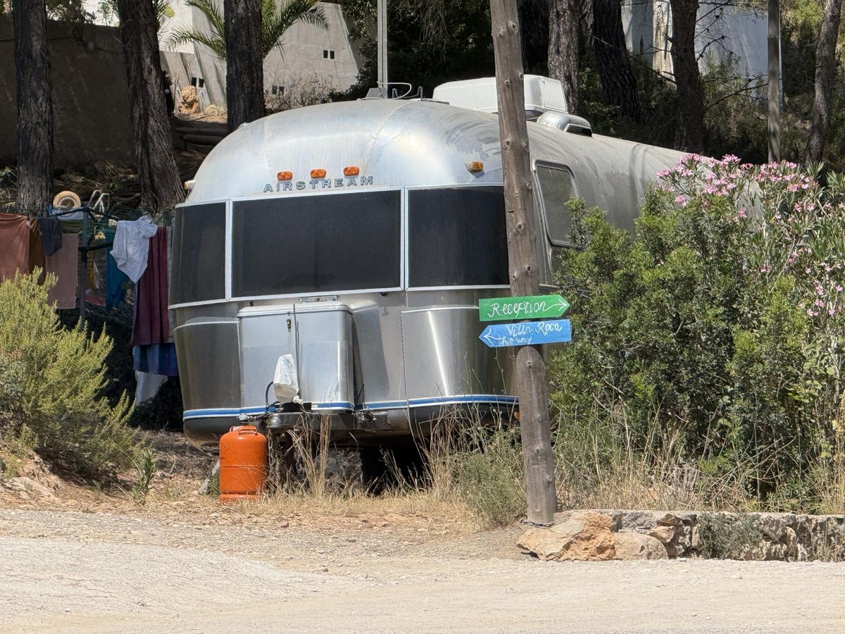 Imagen de una de las caravanas instaladas actualmente en el centro Ibiza Yoga.