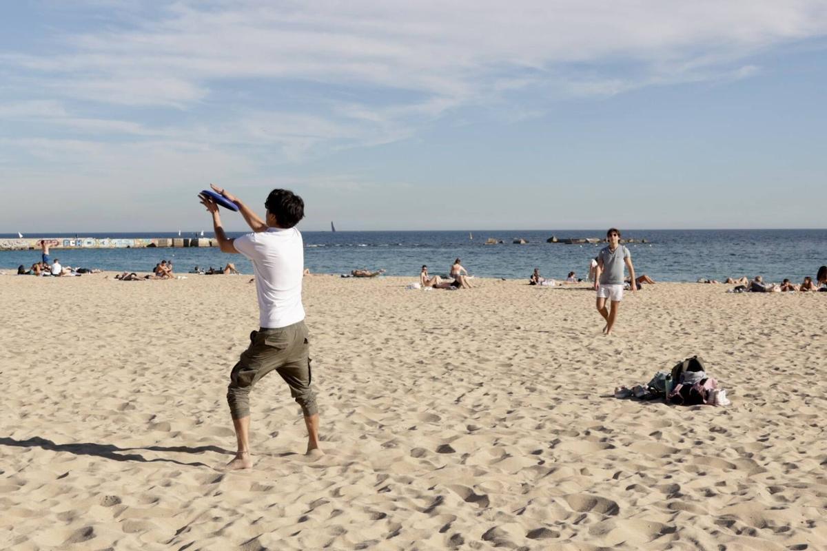 Barceloneses acuden a la playa por las altas temperaturas de noviembre