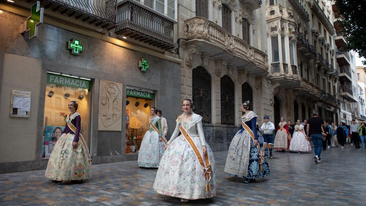 Falleras por las calles de Cartagena.