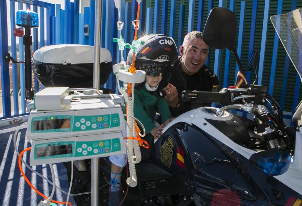 Visita Policía Nacional a Aula Pedagógica del Hospital