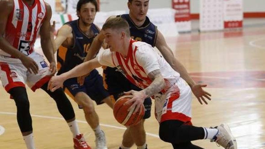 Kenny Ejim, Antonio Pérez-Campoamor, Alonso Meana y Kenny Hatch, durante un partido entre el Gijón Basket y el Oviedo Baloncesto.