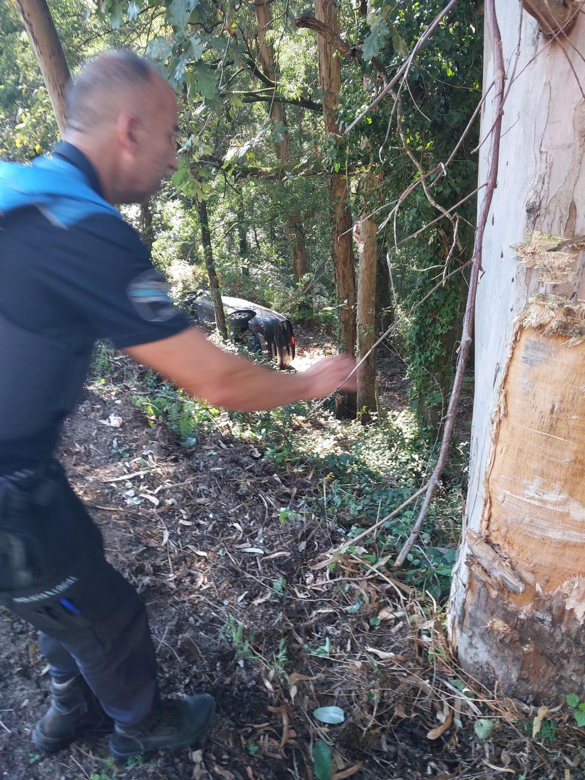 Un policía de Moaña en el lugar del accidente.