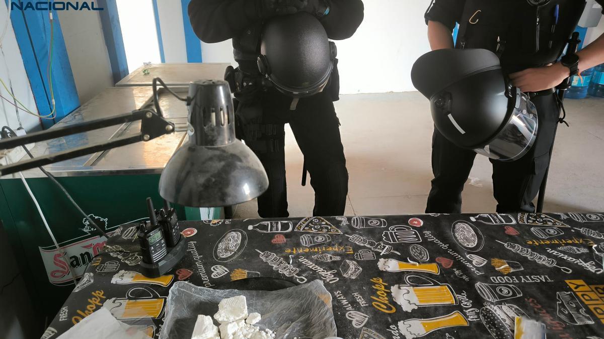 Agentes de la Policía Nacional y de la Policía Local junto con la droga intervenida.